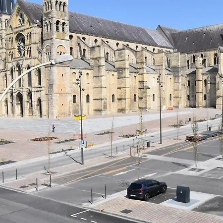 Au Pied De La Basilique Apartment *